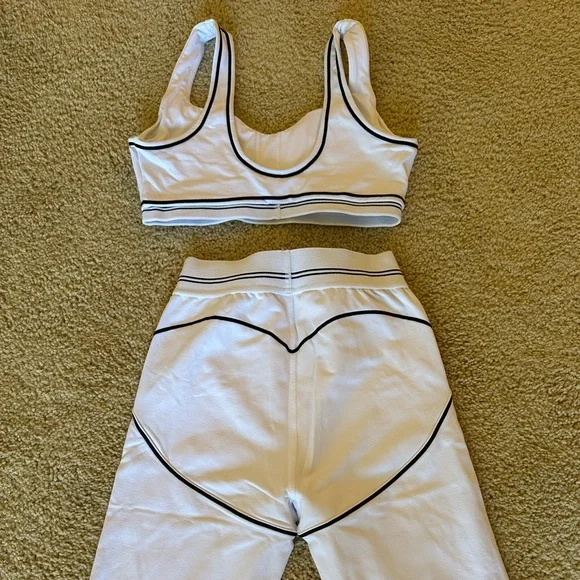 ALO Yoga Set - Airbrush High-Waist Heart Throb Legging & Sports Bra - Picture 10 of 13